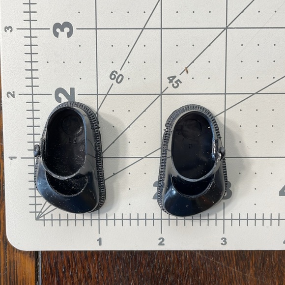 Vintage doll shoes and skates, white vinyl ice skates / black vinyl shoes - Picture 8 of 13